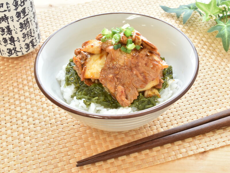 めかぶとアカモクのネバネバ豚キムチ丼