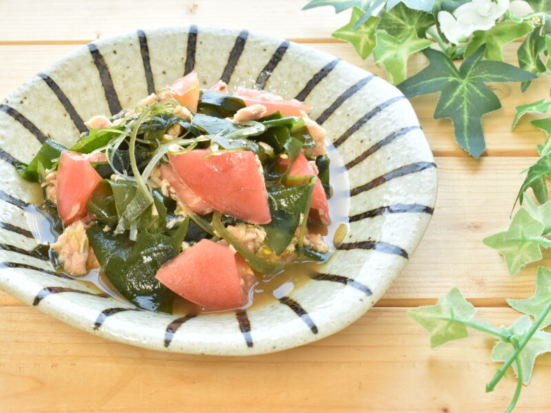 まるごとわかめとトマトの中華和え